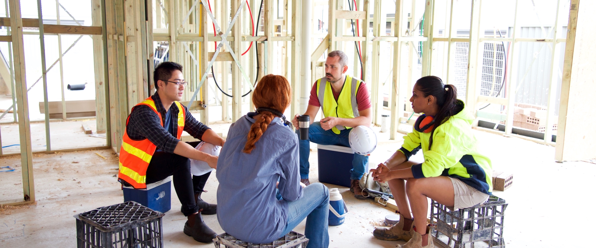 iStock-890101686%20-%20Diverse%20construction%20workers%20meeting%20sitting%20down%20-%201920%20x%20800.jpg